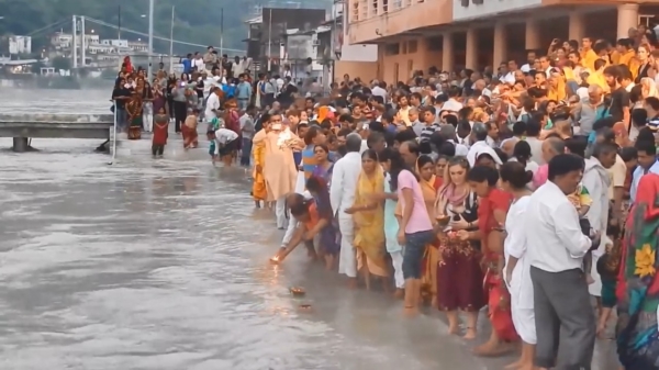 Toerist besluit spontaan te gaan baden in de heilige rivier Ganges
