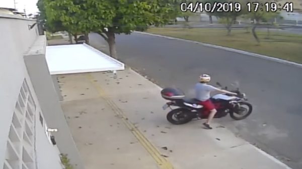 Nietsvermoedende voetganger opgeslokt door hongerige garage