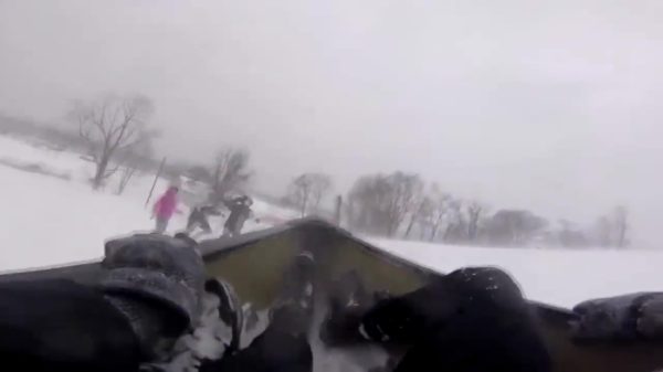 In een boot van een besneeuwde berg afknallen is niet zonder gevaar