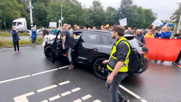 Hagenees in Audi e-tron gaat confrontatie aan met Extinction Rebellion in Den Haag