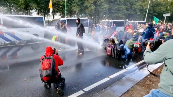 Agent waarschuwt XR-demonstranten dat het waterkanon een standje harder gaat