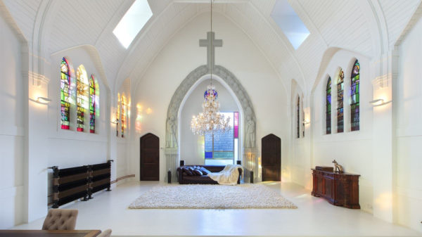 Altijd al in het gezelschap van Jezus onder een kerkorgel willen slapen? Dit is je kans!