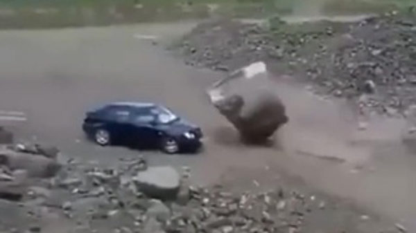 Automobilist wordt net niet verpletterd door rotsblok