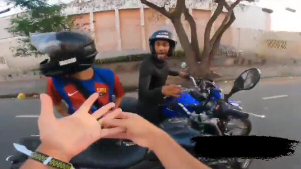 Motorrijder legt op camera vast hoe hij in Brazilië overvallen wordt