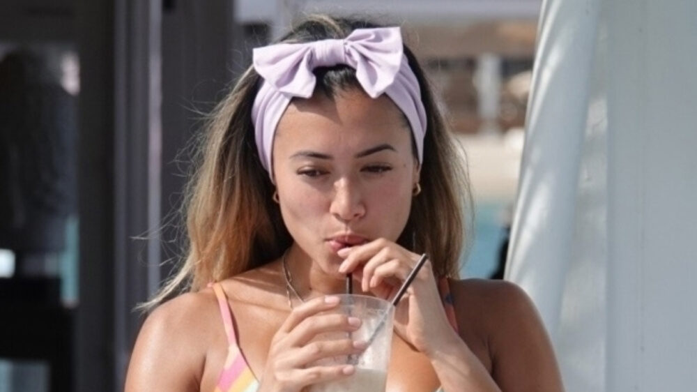 De bikini van Kaz Crossley zit als gegoten tijdens welverdiende vakantie in Spanje