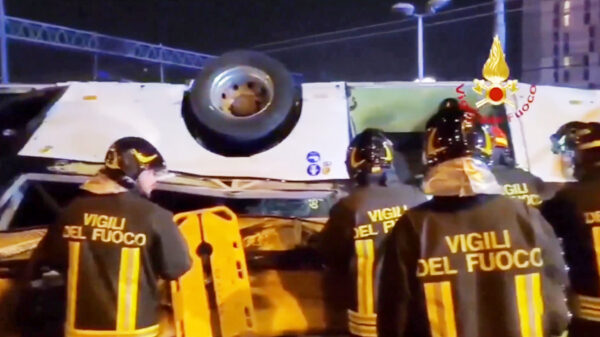 Zeker 21 doden nadat bus in Italië van viaduct stort
