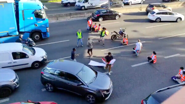 Klimaatactivisten in Lissabon van de weg getrokken door boze automobilisten