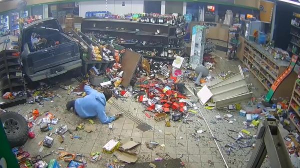 Man rijdt met pick-up truck compleet tankstation aan gort