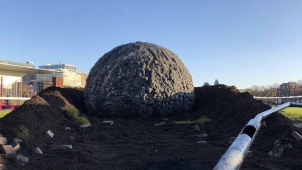 Whut? Nu ook al onverklaarbare troep op Museumplein aangetroffen vanochtend