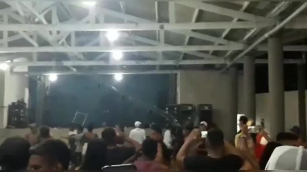 Bier naar de artiest gooien is voor mietjes, je kunt ook gewoon de hele zaal slopen