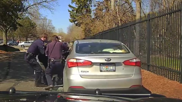 Wat er gebeurt als je weigert je ID-kaart aan oom agent te laten zien