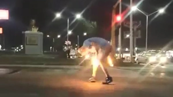 Optreden van amateuristische vuurspuwer verandert al snel in een komische act