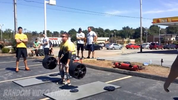 Ploeterende kiloknallers bewijzen dat je niet met een volle maag moet gewichtheffen