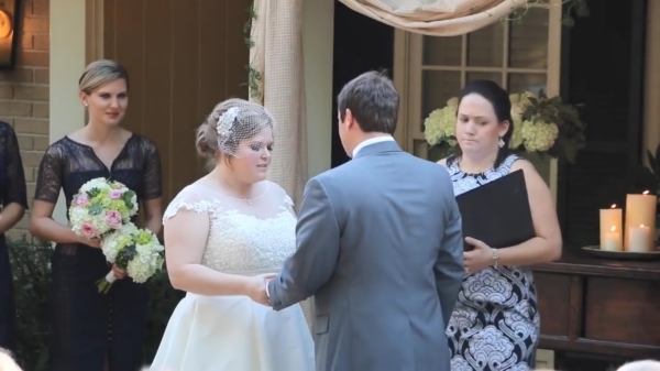 Egocentrische ceremoniemeester eist alle aandacht op tijdens trouwbeloftes van bruid