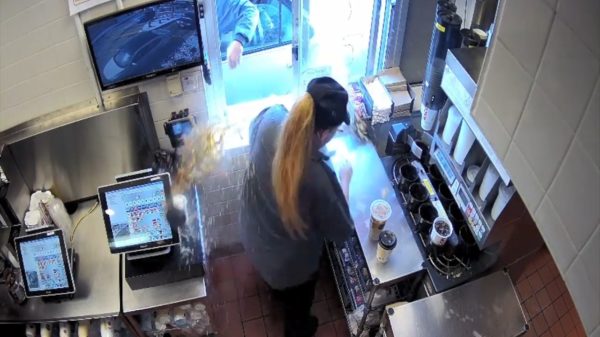 Idioot gooit koffie over drive-thru medewerker van McDonald's
