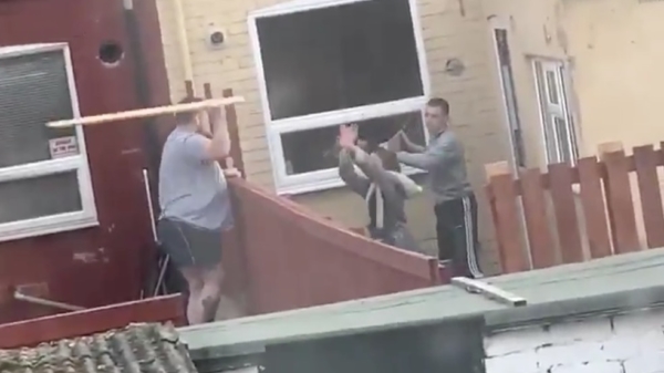 Engelse burenruzie wordt om 8 uur 's ochtends met planken uitgevochten