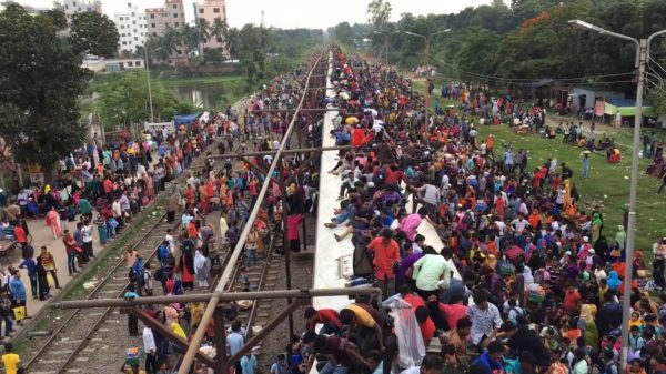 Chaotische time-lapse laat zien hoe druk het op een trein in Bangladesh is