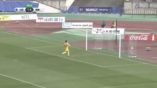 LOL: Japanse keeper krijgt binnen 2 minuten 2 doelpunten vanaf de middellijn om zijn oren