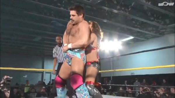 Worstelaar Joey Ryan wordt schandalig veel betast door zijn vrouwelijke tegenstander