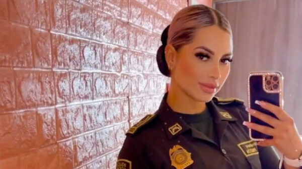 De Colombiaanse politieagente Alexa Narvaez is superpopulair op social media
