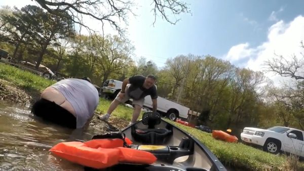 Kanoën is helemaal niet gemakkelijk als je veel bagage met je meedraagt