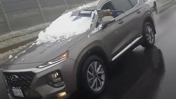 Automobiliste besluit op de snelweg haar voorruit nog even schoon te maken