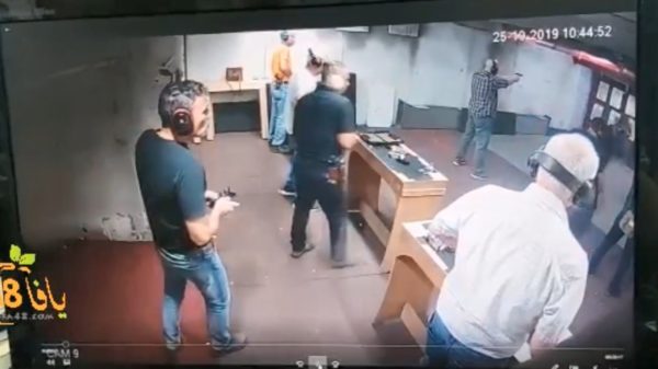 Lucky Luke heeft een slechte dag en schiet zichzelf per ongeluk in zijn been