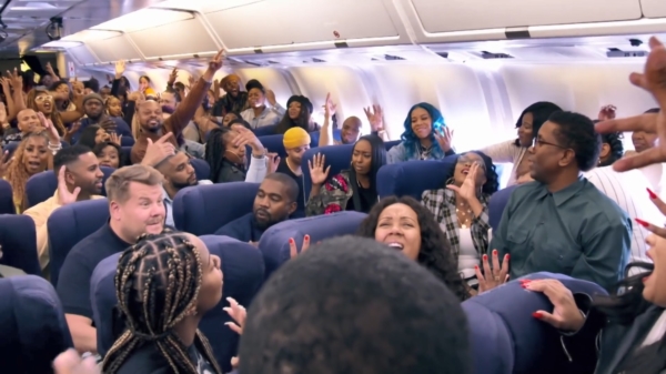 Kanye West doet Carpool Karaoke met James Corden in vliegtuig