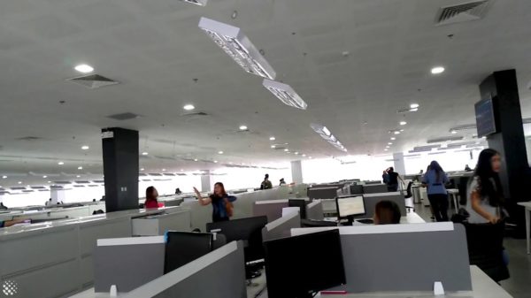 Kantoor wordt flink door elkaar geschud als een aardbeving de Filipijnen treft