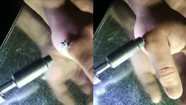 Falende klusser besluit eigenhandig een schroef uit zijn klauw te draaien