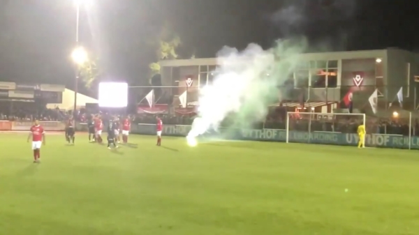 Eencelligen van FC Groningen gooien vuurwerk op het veld; wedstrijd 2x stilgelegd