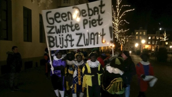100 demonstranten bij het stadhuis in Deventer: "Zwarte Piet moet gewoon zwart blijven"