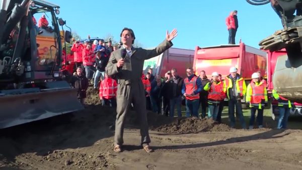 Woedende bouwvakkers leggen samen met Slijptol Den Haag plat