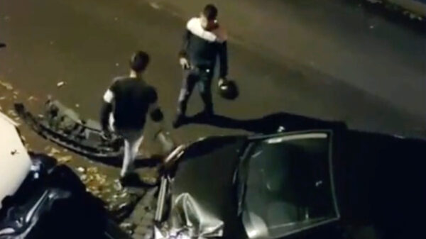 Franse lachgasprofessionals crashen de voiture van hun papa in Lyon