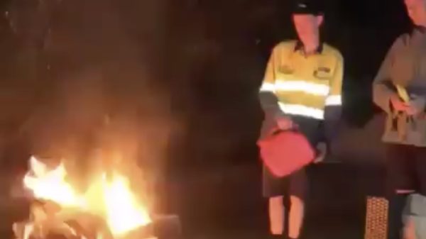 Een kampvuur en een jerrycan met benzine betekent maar één ding: Schuhplattler!