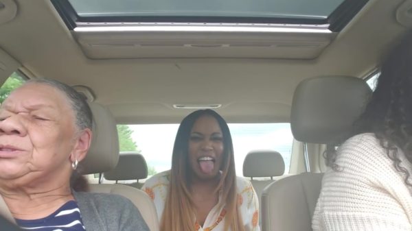 Oma reageert geniaal op een heerlijke dosis Liquid Ass in de auto