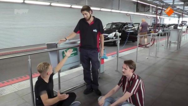 Bram en Dennis veroorzaken heerlijke chaos in een hele foute wasstraat