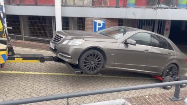 Het wegslepen van een Mercedes blijkt in Noordwijk nog behoorlijk tricky te zijn