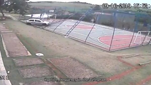 Automobilist ziet voetbalveld en wil iets te graag een doelpunt scoren