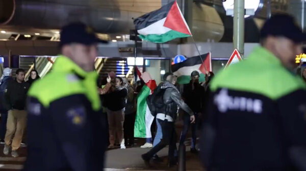 Politie clasht met pro-Palestijnse demonstranten op CS in Den Haag