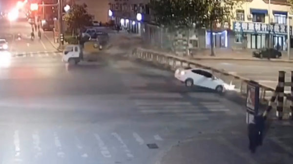 Onfortuinlijke bestuurder krijgt enorme hoogtebarrière op zijn motorkap