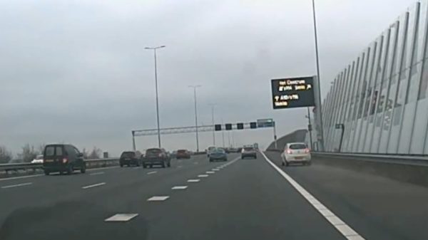 Wit koekblikje is te druk met WhatsAppen op de A10 en rijdt bijna vangrail in