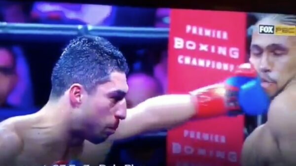 Zelfs de scheidsrechter voelt de pijn van deze bokser