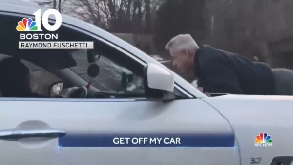 Actieheld springt op motorkap van een rijdende auto tijdens road rage