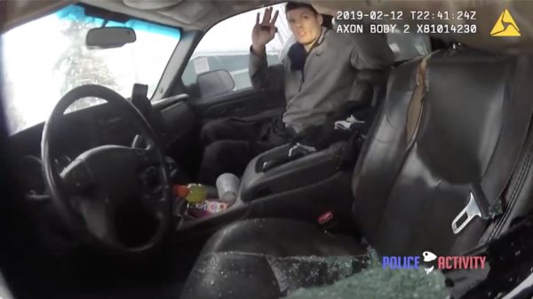 Wederom een bizarre aanhouding in Amerika op video vastgelegd: "Ik schiet je neer!"