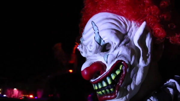 Creatieve buurman heeft zijn complete woning omgetoverd tot spookhuis