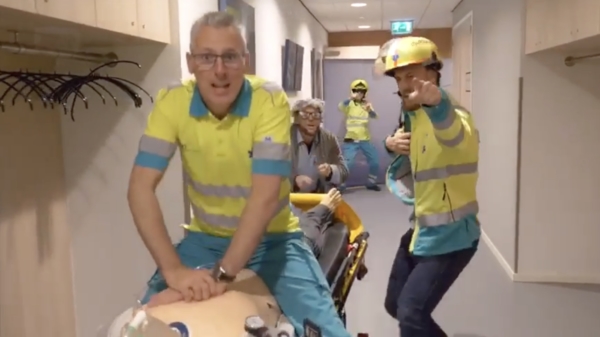 Het is 2019 dus de ambulancepost in Uden vond het wel tijd voor een 'lipdub'