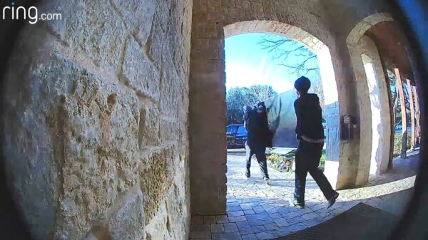 Inbrekers komen erachter dat een grote televisie jatten niet altijd praktisch is