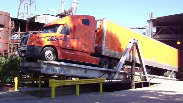 Een enorme vrachtwagen binnen 6 minuten uitladen: zo moet het