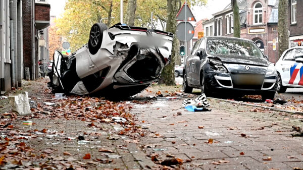 Auto slaat over de kop na spectaculaire achtervolging in Tilburg